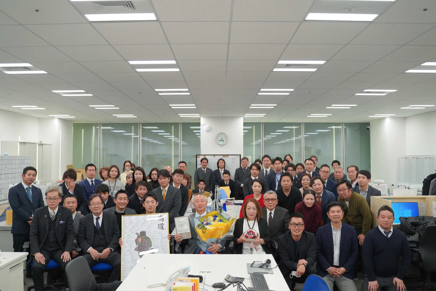 ニューラルマーケティング株式会社 上田 雅史 専務取締役と社員の集合写真